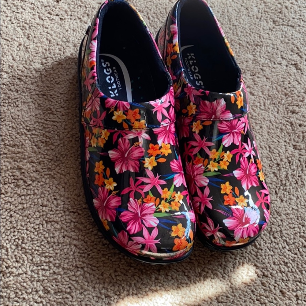 Klogs leather slip resistant floral slip on’s 8M